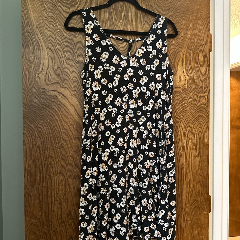 Black and White Sleeveless V-neck Sundress